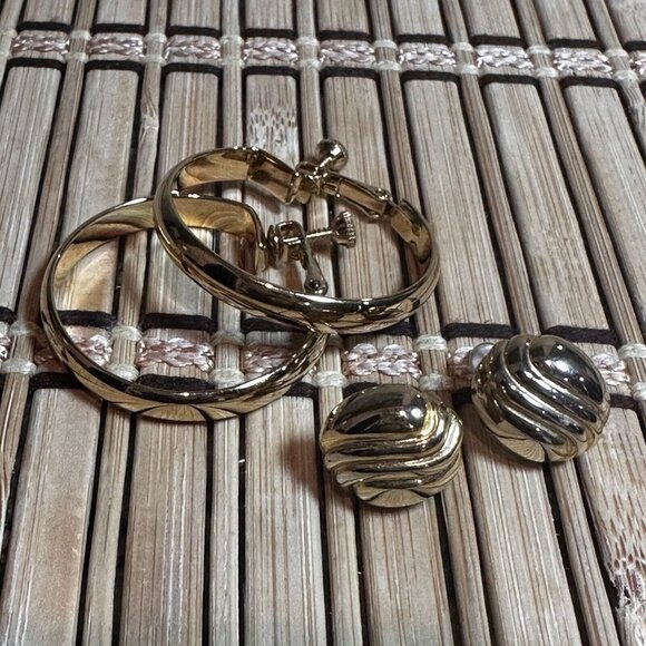 Vintage Hoops Clip On Screw Back Gold Tone & Ribbed Stud Earrings Lot Of 2 - Picture 1 of 11